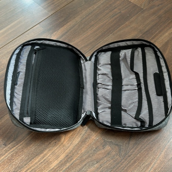 Herschel Tech Organizer - Picture 2 of 6